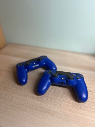 PS4 Slim 500GB Limited Edition+ 2 controller