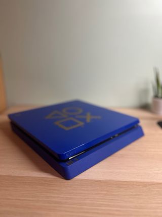 PS4 Slim 500GB Limited Edition+ 2 controller