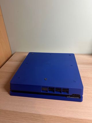 PS4 Slim 500GB Limited Edition+ 2 controller