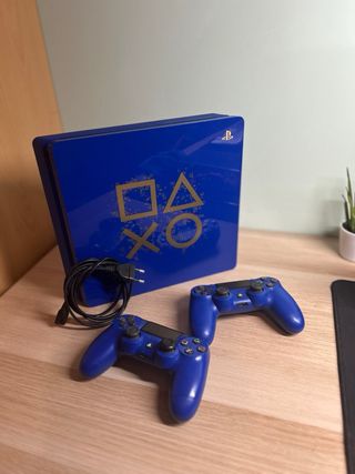 PS4 Slim 500GB Limited Edition+ 2 controller