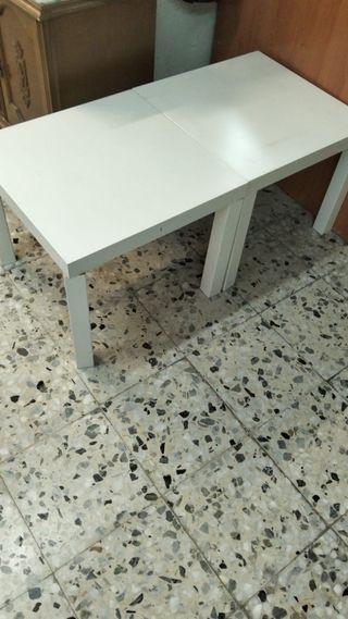 Dos mesitas de madera blancas.Precio de las dos