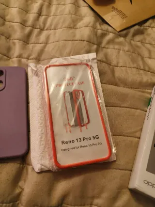 Oppo Reno 13 Pro 5G con 5 custodie