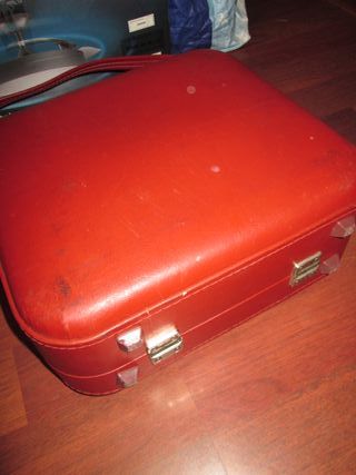 Maleta antigua de viaje roja