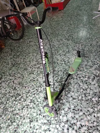 Monopatín 3 Ruedas Verde y Negro