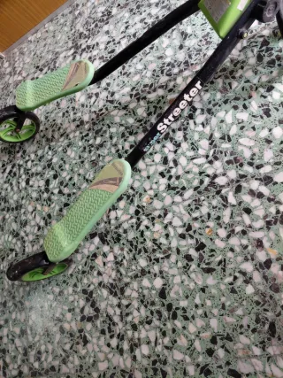 Monopatín 3 Ruedas Verde y Negro