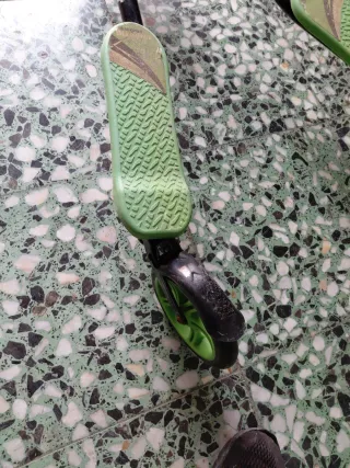 Monopatín 3 Ruedas Verde y Negro