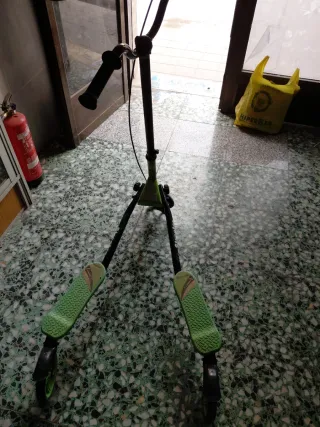 Monopatín 3 Ruedas Verde y Negro