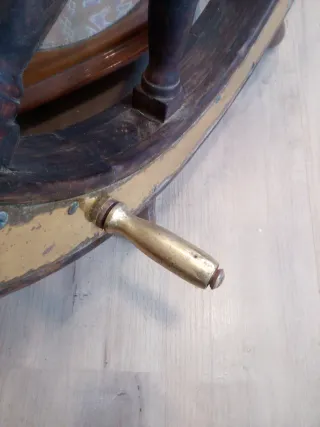 Rueda de timón de barco antigua
