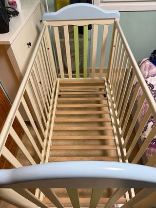 Cuna de madera, regalo chichonera y colcha a juego