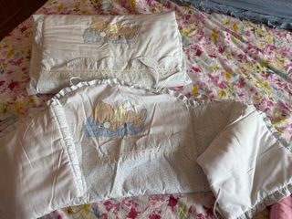 Cuna de madera, regalo chichonera y colcha a juego