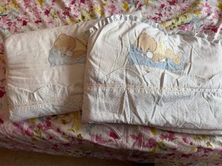 Cuna de madera, regalo chichonera y colcha a juego