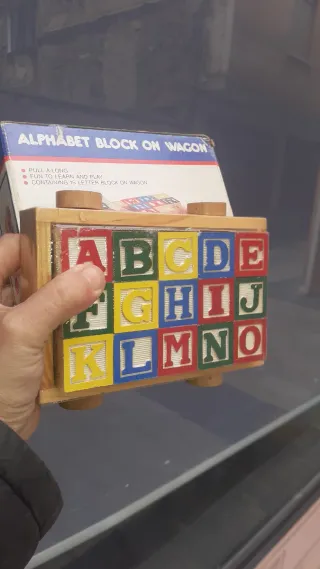 Bloques de Letras de Madera en Carro