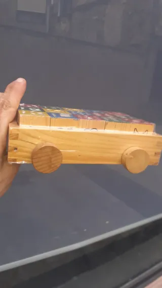 Bloques de Letras de Madera en Carro
