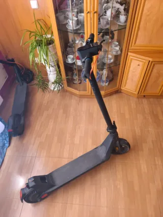 Patinete Eléctrico Negro...esta bien f.cargador