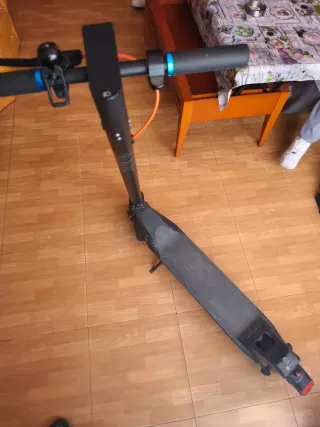 Patinete Eléctrico Negro...esta bien f.cargador