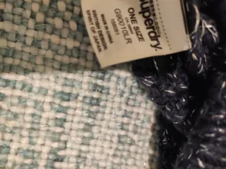 Gorro Superdry azul con pompón