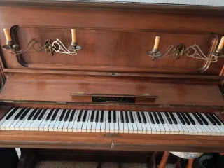 Piano antiguo madera con candelabros