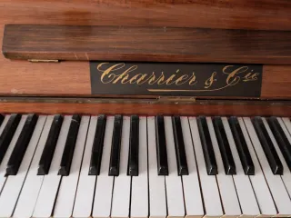 Piano antiguo madera con candelabros