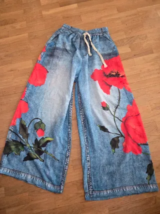 Pantalones anchos con estampado de amapolas