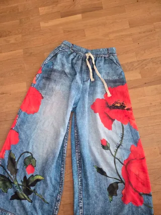 Pantalones anchos con estampado de amapolas