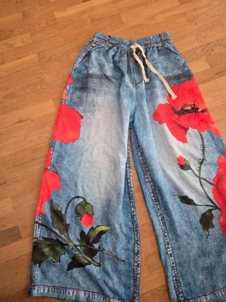 Pantalones anchos con estampado de amapolas