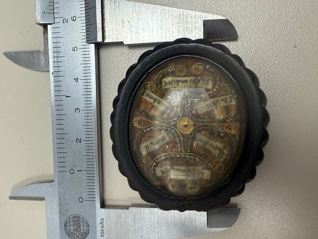 Antiguo relicario con 11 reliquias