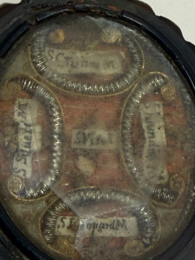 Antiguo relicario con 11 reliquias