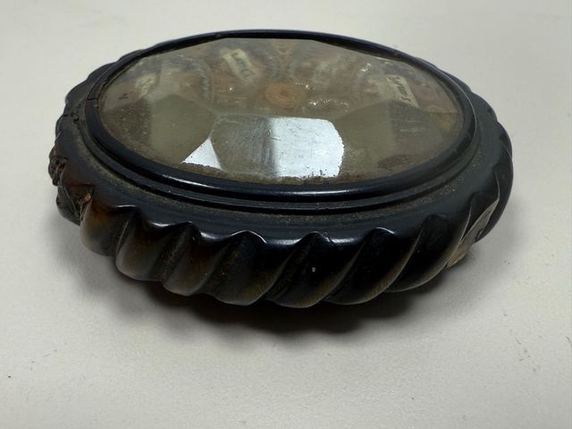 Antiguo relicario con 11 reliquias