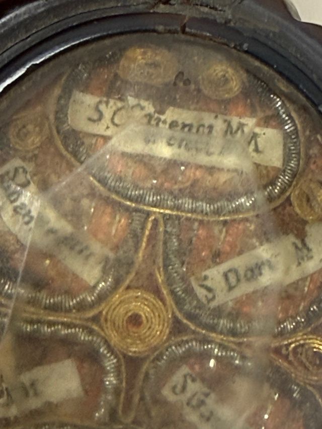 Antiguo relicario con 11 reliquias