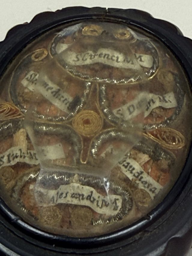 Antiguo relicario con 11 reliquias