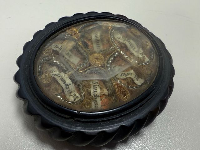 Antiguo relicario con 11 reliquias