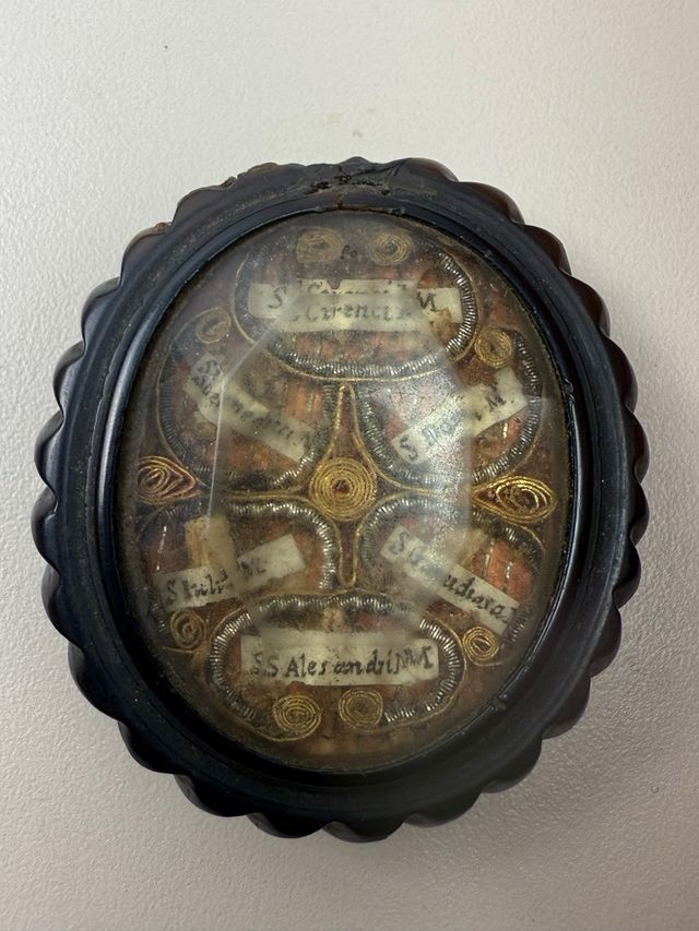 Antiguo relicario con 11 reliquias