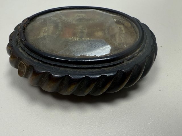 Antiguo relicario con 11 reliquias