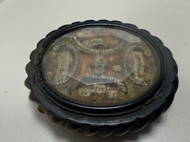 Antiguo relicario con 11 reliquias