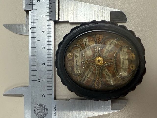 Antiguo relicario con 11 reliquias