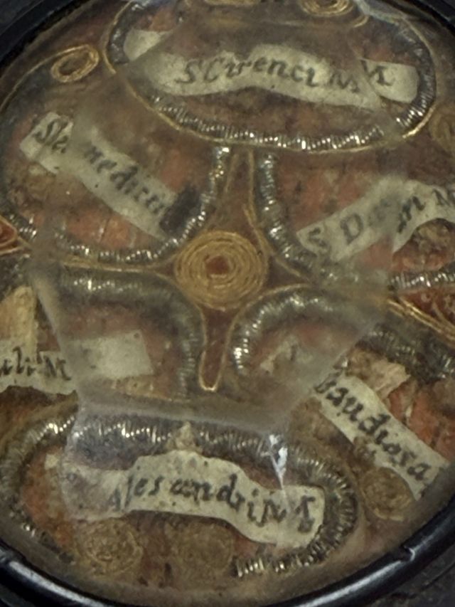 Antiguo relicario con 11 reliquias