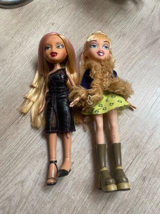 Due bambole Bratz con i loro abiti