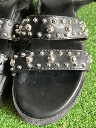 Sandalias negras con tachuelas