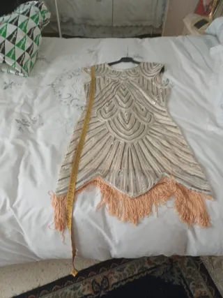 Vestido de fiesta con flecos y lentejuelas