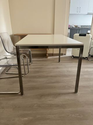 Mesa blanca moderna patas metálicas