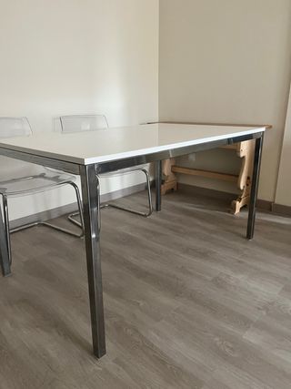 Mesa blanca moderna patas metálicas
