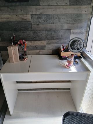 Tocador de maquillaje blanco y morado