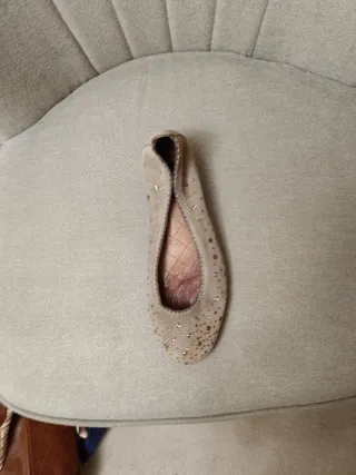 Zapatos planos beige con pedrería