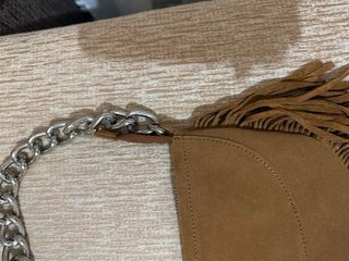 Bolso flecos marrón cadena plateada