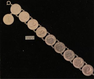 Pulsera de plata de monedas antiguas