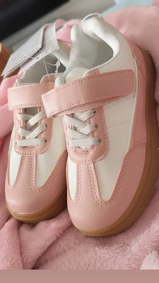 Zapatillas deportivas  rosas y blancas talla 28