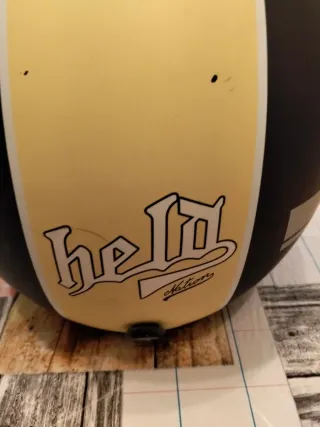 Casco de moto amarillo y negro