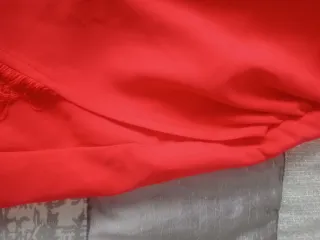 Vestido rojo fiesta flecos manga abullonada