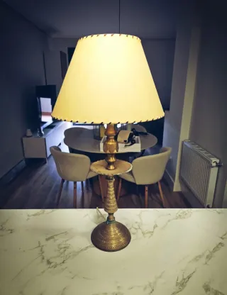 Lámpara de mesa latón repujado