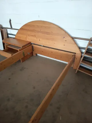 Cama de madera moderna con mesita y estanteria